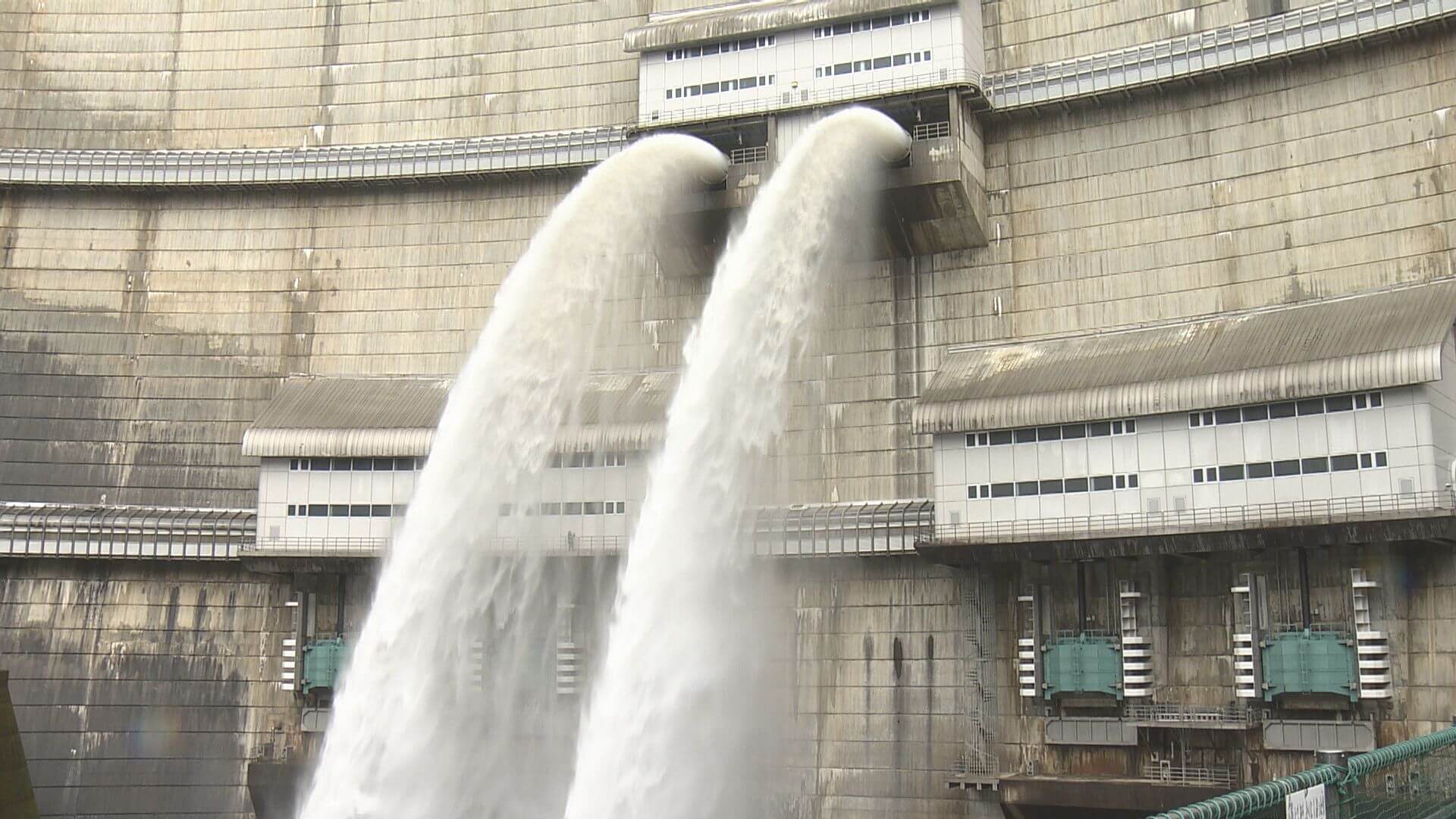 温井ダム放流始まる！今年から「観光放流」も　安芸太田町