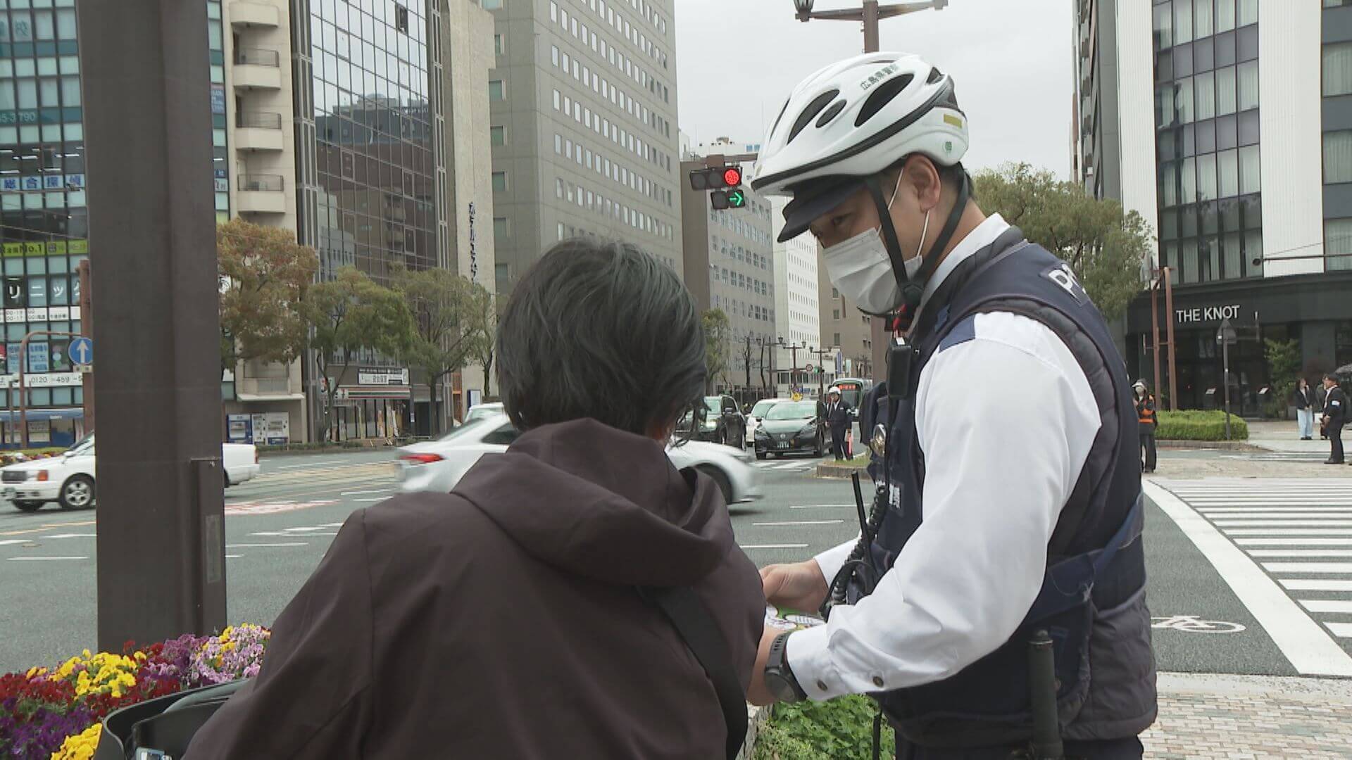 自転車「青切符」制度スタート　県警が広島市内で初日の取り締まり