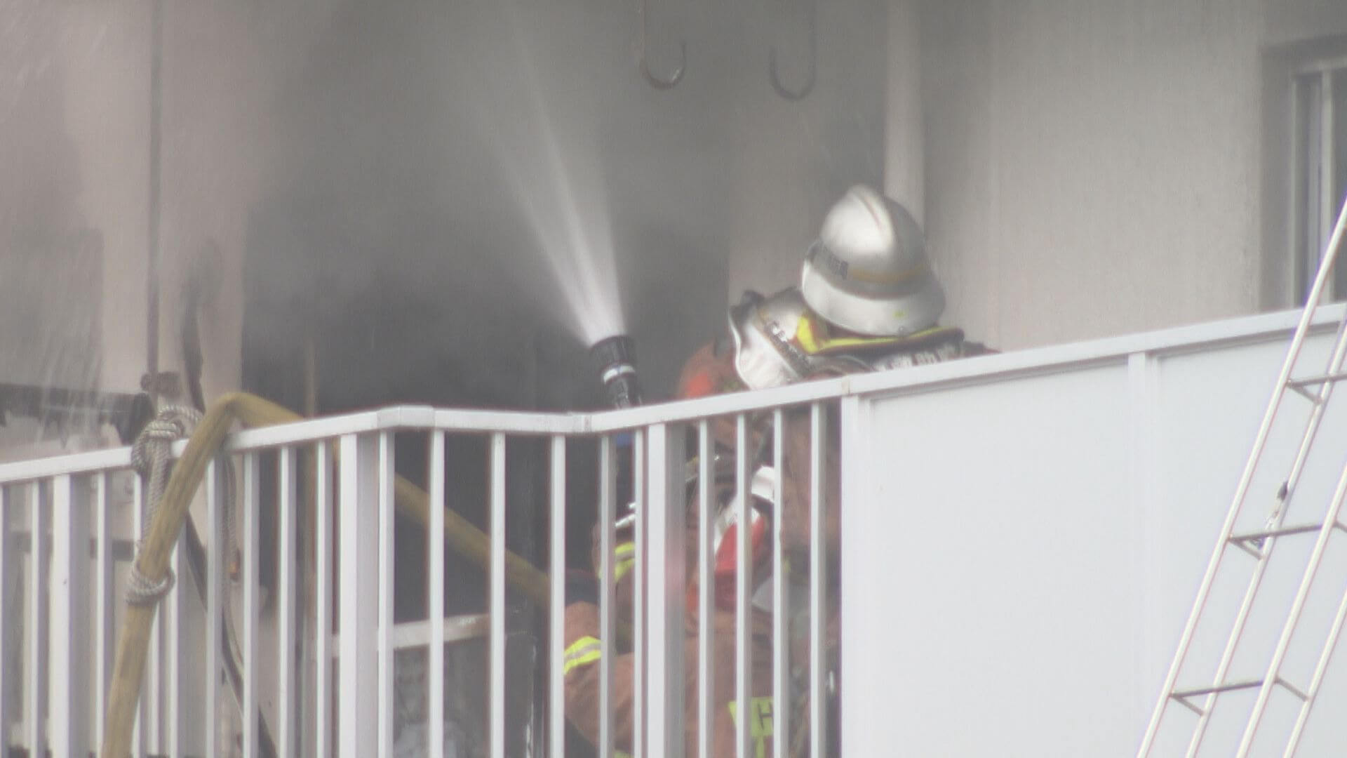 県営住宅で火事　５０代男性を搬送　広島・安佐北区