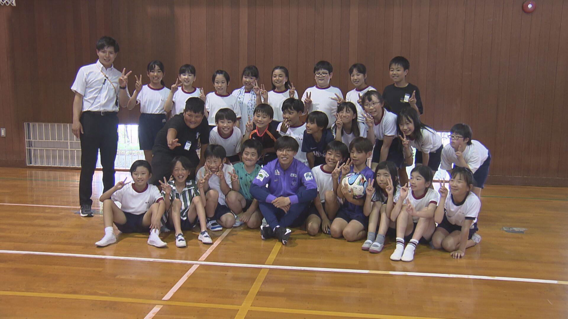 サンフレッチェ広島の選手　児童らにエール「夢かなえて」　広島　