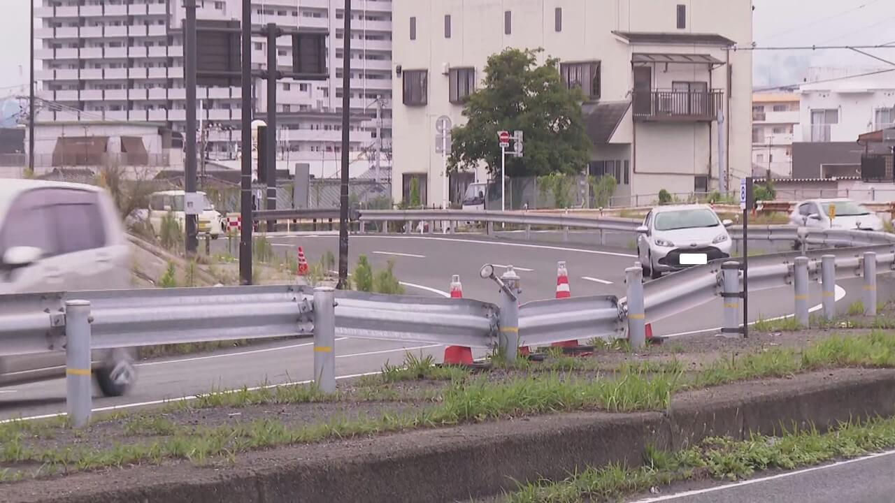 国道2号で軽自動車が街路灯に衝突　18歳男性2人が意識不明の重体【広島県海田町】