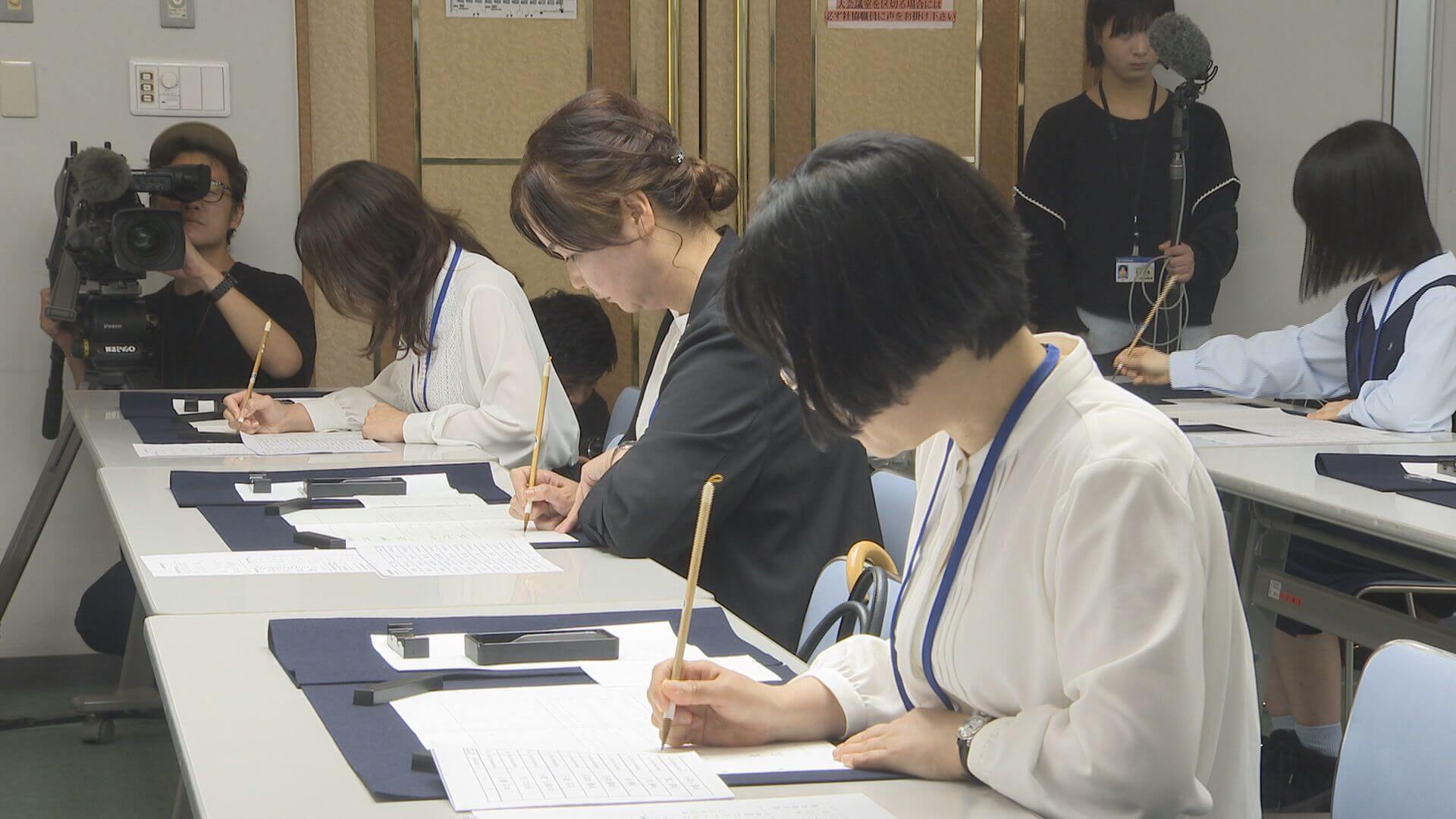 公募の新たな記帳者が初参加　原爆死没者名簿に名前を書き入れ