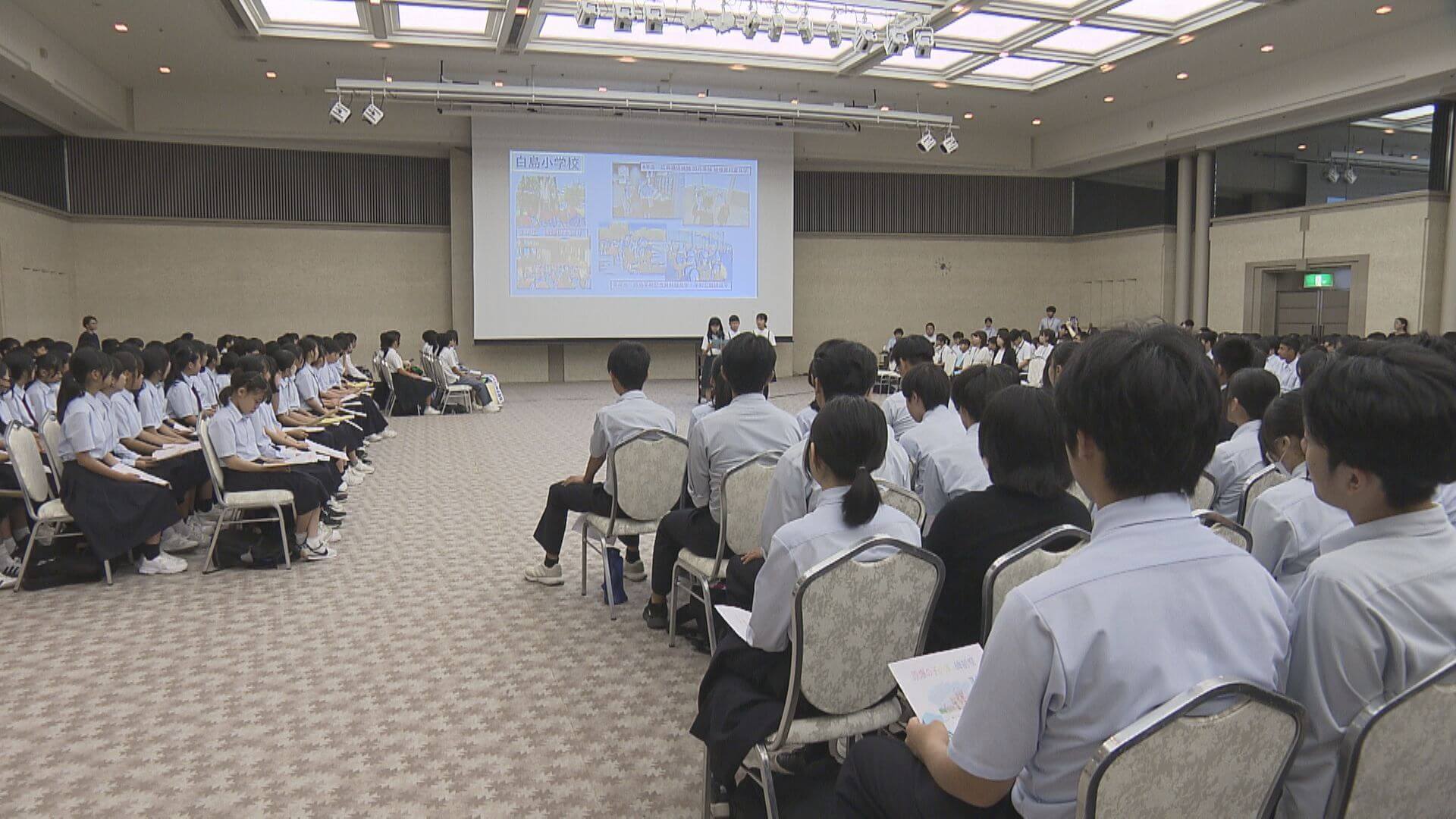 平和への願い込め小中学生が折り鶴奉納　原爆の子の像で碑前祭