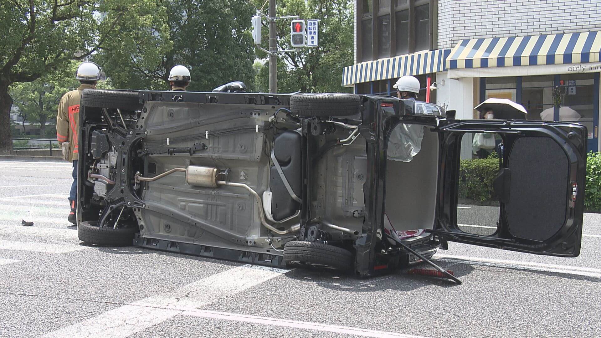 広島市西区で軽自動車が横転 ６０代女性２人けが　出会い頭に衝突か