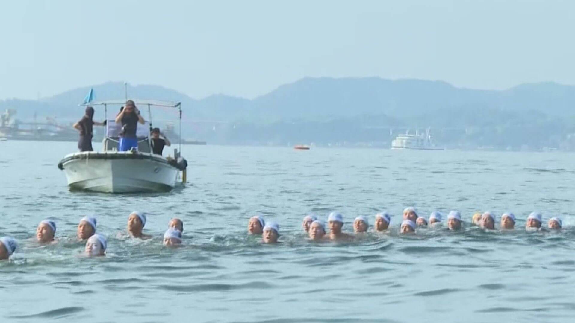 海上保安大学校で夏の伝統行事「遠泳訓練」　１９４人の学生が挑戦　呉市