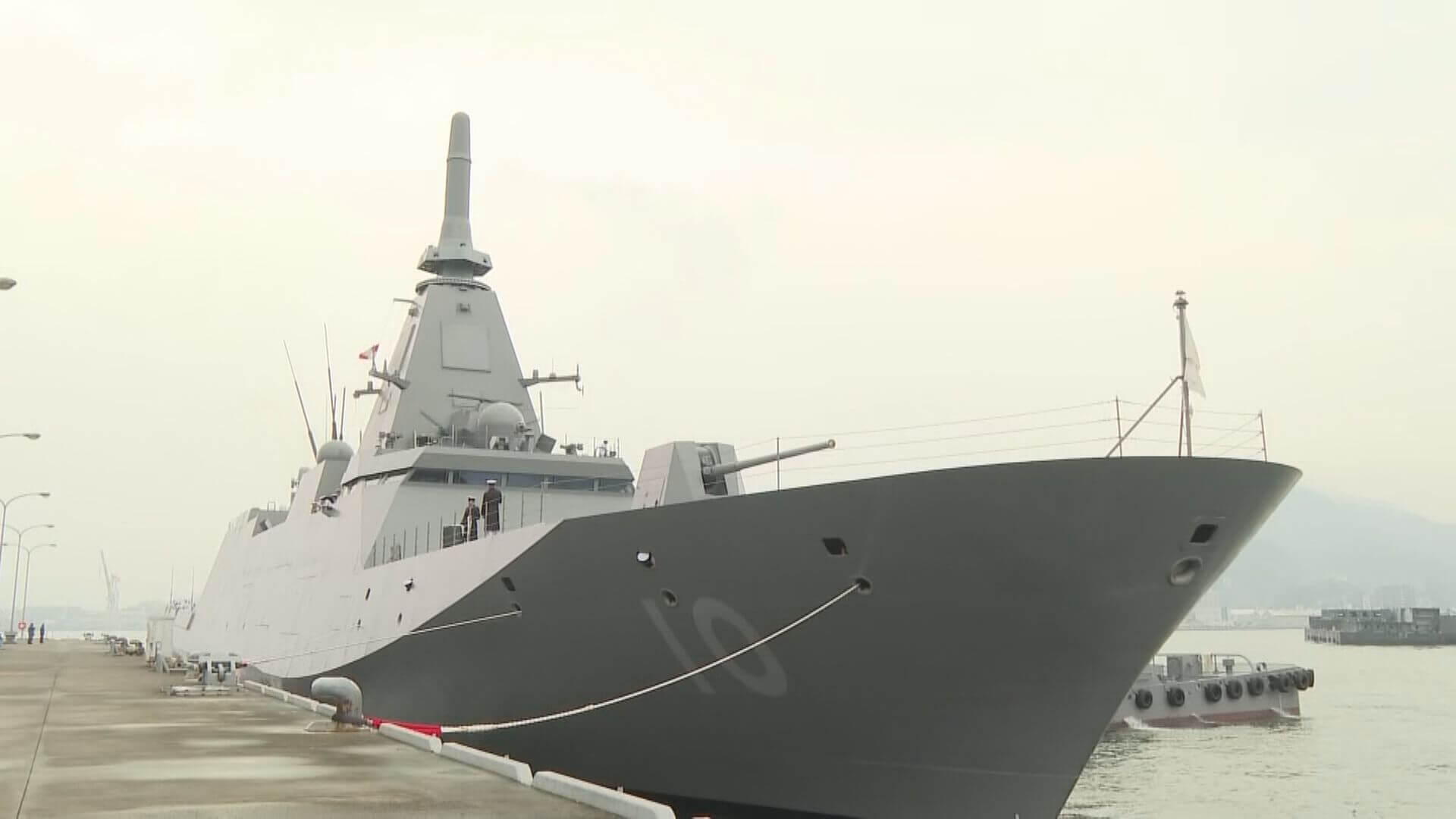 最新型ステルス護衛艦「ながら」呉基地に初入港　少人数で多様な任務に対応