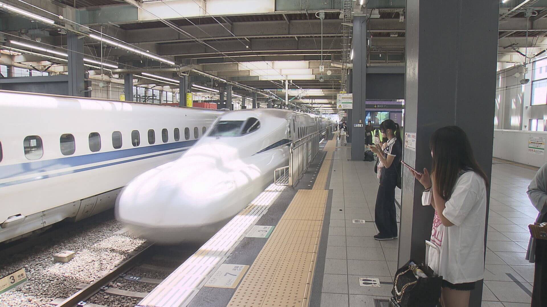 お盆休み　帰省ラッシュ始まる　新幹線下り　午前中ほぼ満席に