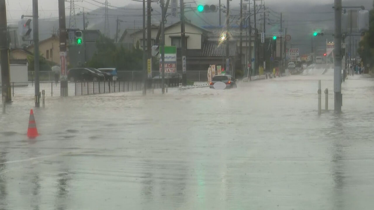 相次ぐ豪雨災害　冠水した道路で車が立ち往生したら？近年増加の内水氾濫とは？
