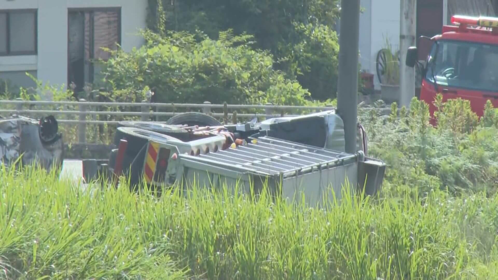 軽自動車と大型トラックが正面衝突　車が炎上し1人死亡