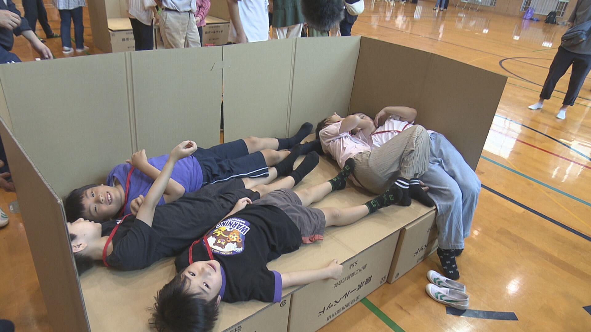 大規模災害に備え小学校で避難所生活を体験　広島