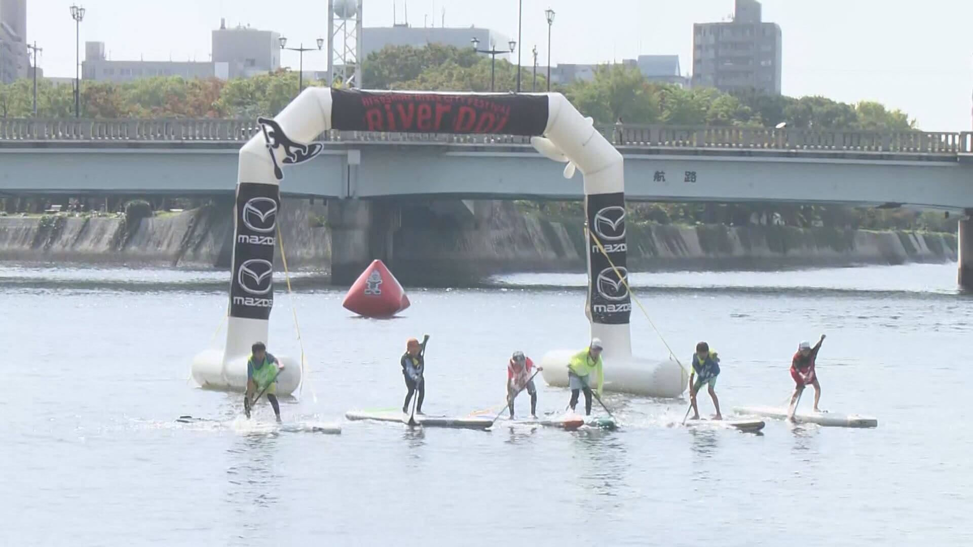 広島市の川で小学生らＳＵＰレース　午後からはジャズのイベントも