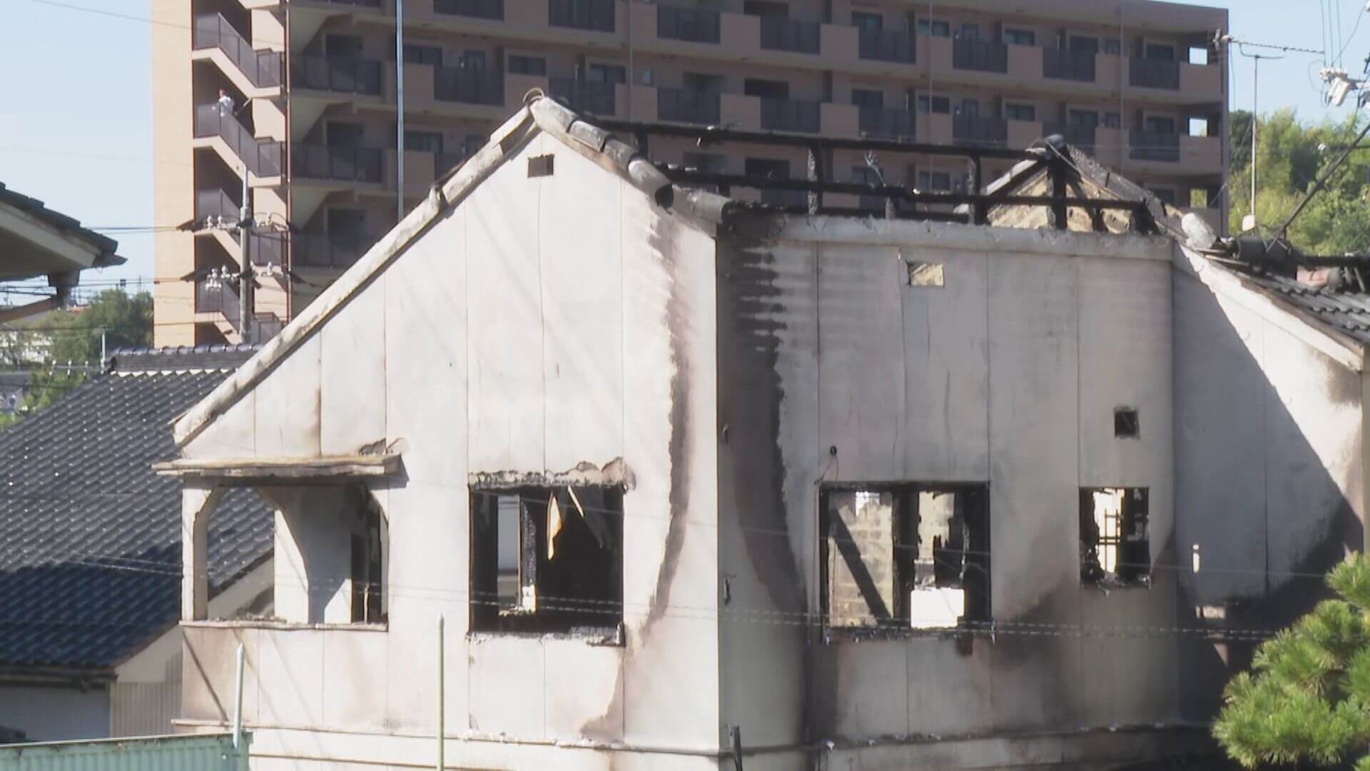 広島市安佐北区で住宅全焼　焼け跡から2人の遺体　住人の高齢夫婦と連絡取れず