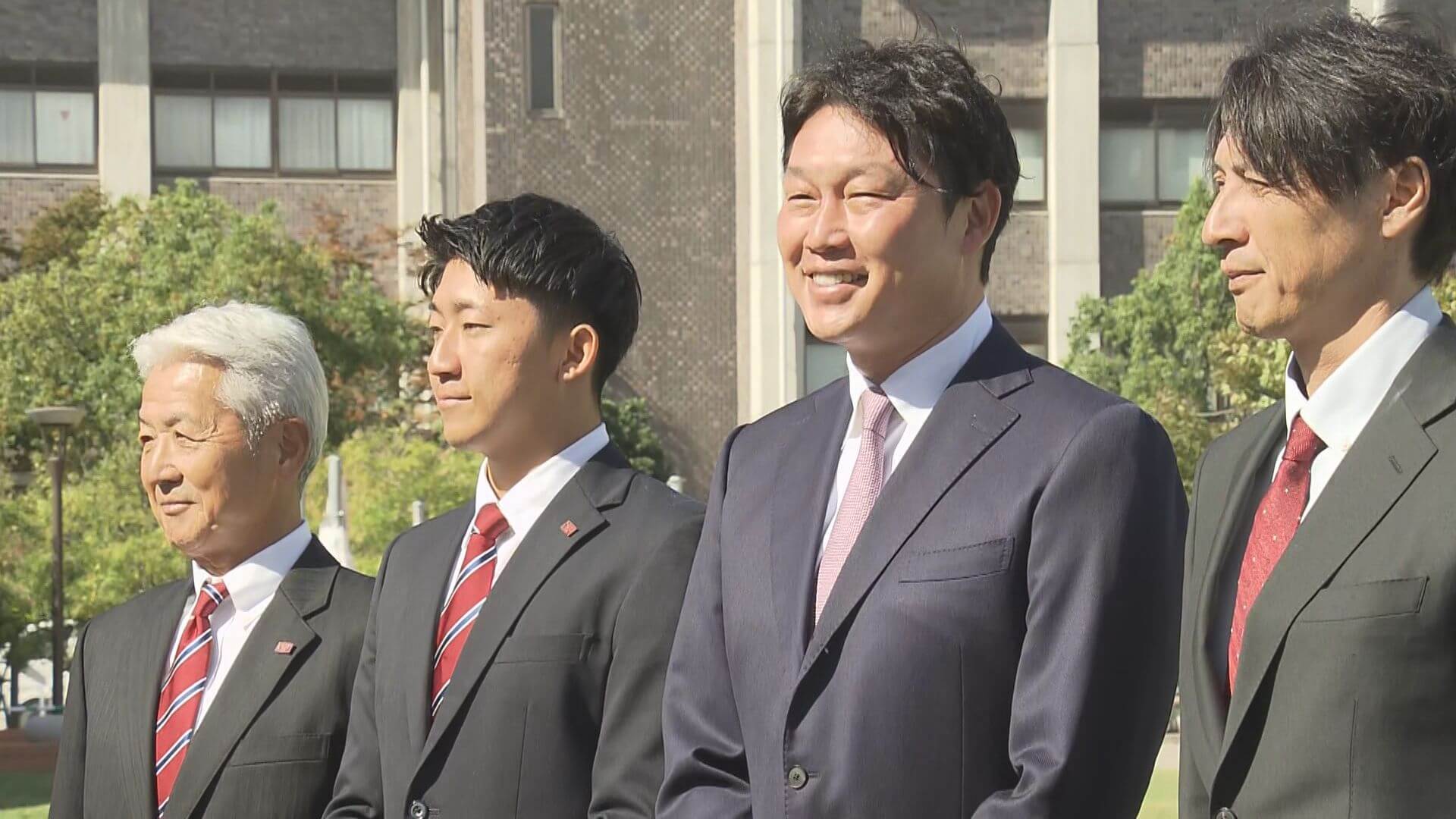 カープ2位指名の立命館大・西野啓也選手に新井監督が指名あいさつ　「1年目から1軍でマスクを」