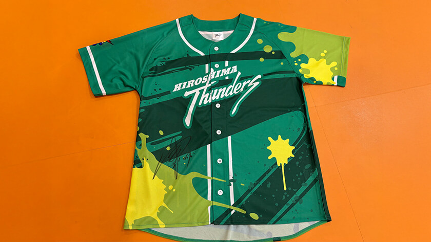 ピタニュープレゼント「広島サンダーズ 新井雄大選手 サイン入りベースボールシャツ」